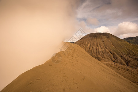 东鸡冠山吸引力塞梅鲁印度尼西亚东爪哇日出时的Bromo山火顶峰背景