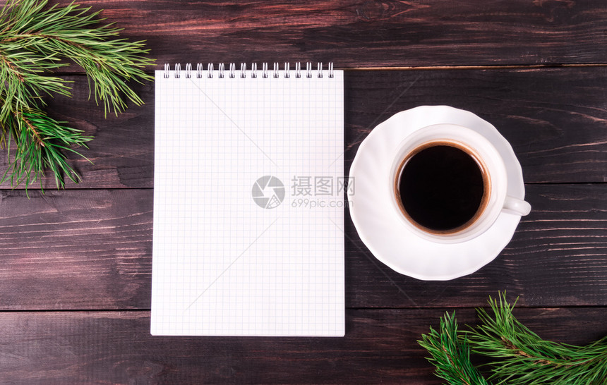 新年目标用空白开放的笔记本木桌顶视距列表上的咖啡杯和笔记本木桌咖啡杯空白的新成功图片