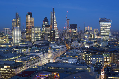 芬彻奇国际的伦敦金融区黄昏时段的景象提高摩天大楼图片