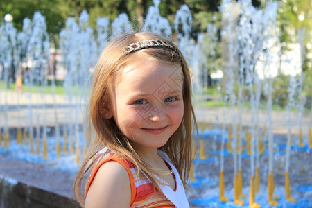 喜悦喷泉背景的时尚小女孩儿们美丽同情的图片