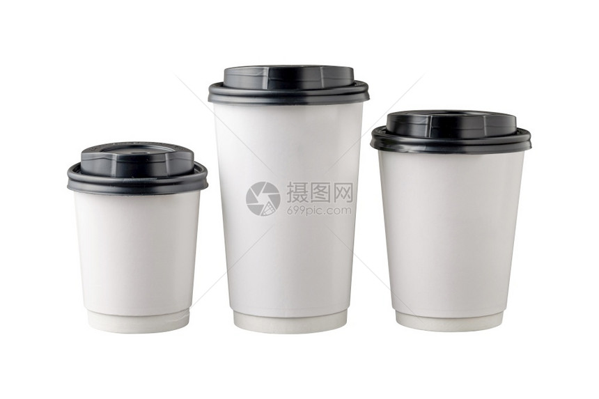 三个不同大小的白色外送纸杯其黑色塑料盖在白背景上被隔绝包装便携的复制图片