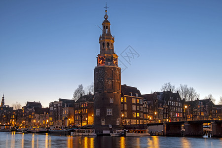历史首都日落时由阿姆斯特丹与荷兰蒙尔班塔在荷兰的市风景建造图片