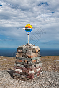 风景优美垂直的观在马格罗亚岛北角的箭牌上显示北向挪威马格罗亚岛北角图片