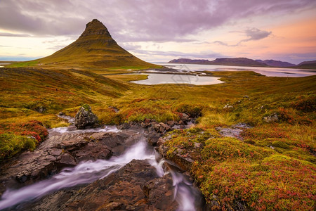 冰岛Kirkjufell山地貌和瀑布戏剧冰岛的日出图片