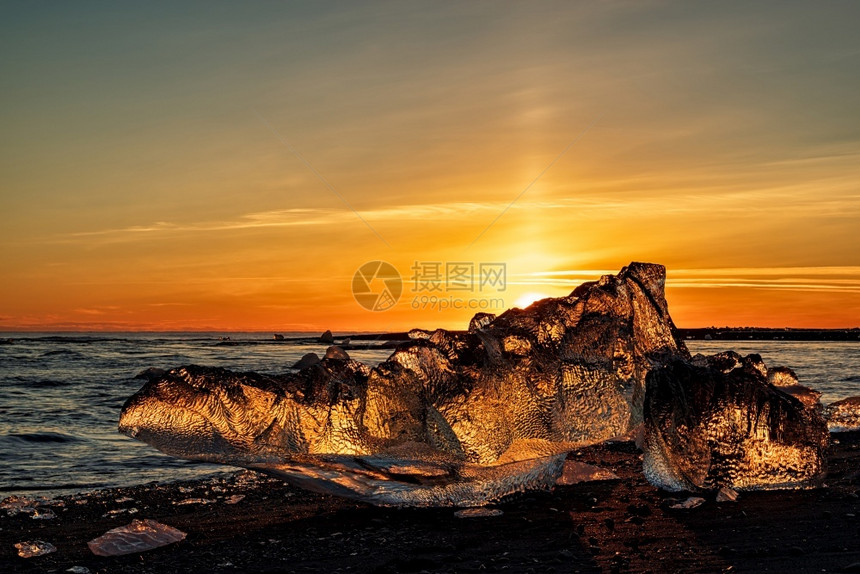日落时在Vatnajokull公园钻石海滩的冰山岛日落时在钻石海滩的冰岛山冻沙龙冷瓦特纳冰川图片