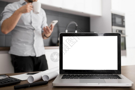 男浏览手机时关闭的闲型男浏览器购物互联网电子的图片