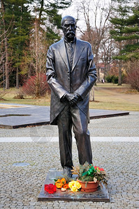 走了照片捷克波德布拉迪市TomasGarrigueMasaryk的纪念蜡烛雕像捷克语背景图片