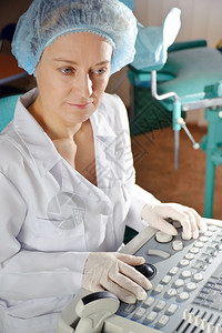 白种人巴斯塔电脑穿白色制服的女医生使用科学设备工作图片