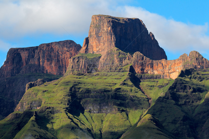 假期自然南非皇家纳塔尔国公园Drakensberg山丘顶峰的哨尖南非夏天图片