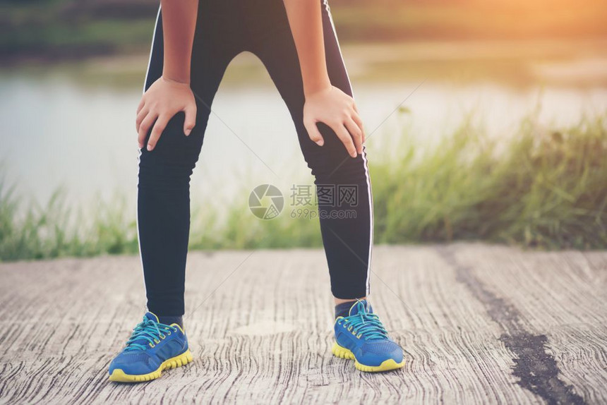 体操疲累的女跑者在快速步后休息锻炼服用训练图片