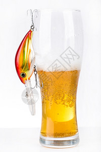 摇晃的在玻璃附近装着轻啤酒的鱼饵捕捉诱Wobbblers铸件塑料图片