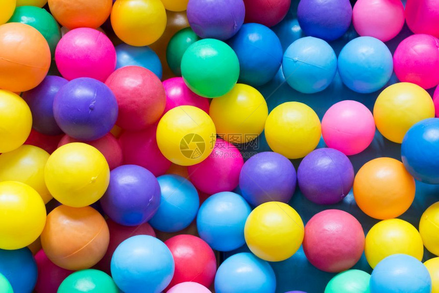 彩色多彩的塑料球图片