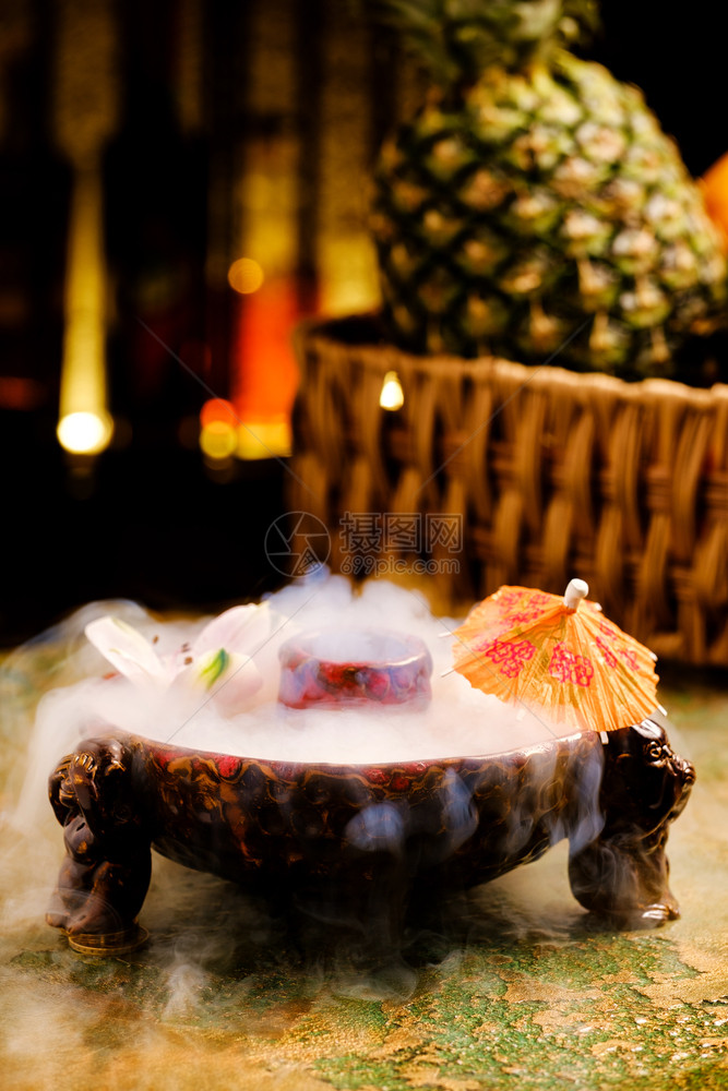 食物新鲜热带鸡尾酒在吧饮用精非饮料和菠萝水果图片