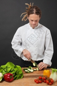 垂直的沙拉一张在木板上切菜的厨师照片番茄图片