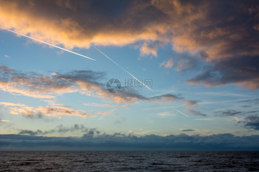 防波堤白色的达屈海面上空云层和天体环境图片