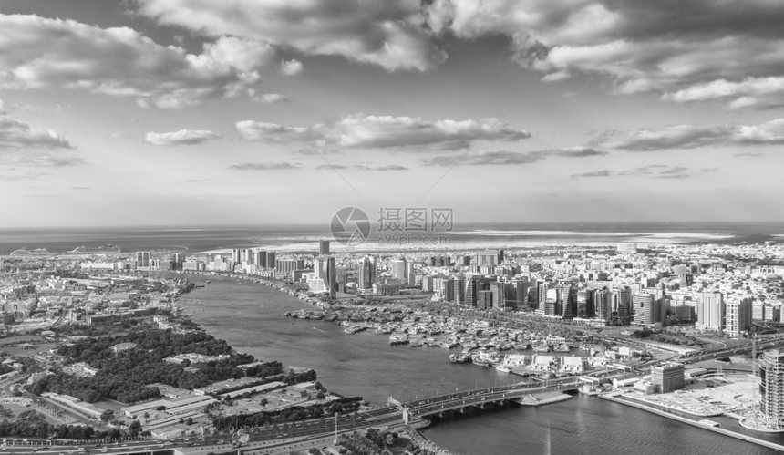 迪拜河和德伊勒从直升机上鸟瞰迪拜河和德伊勒从直升机上鸟瞰传统的船海湾图片