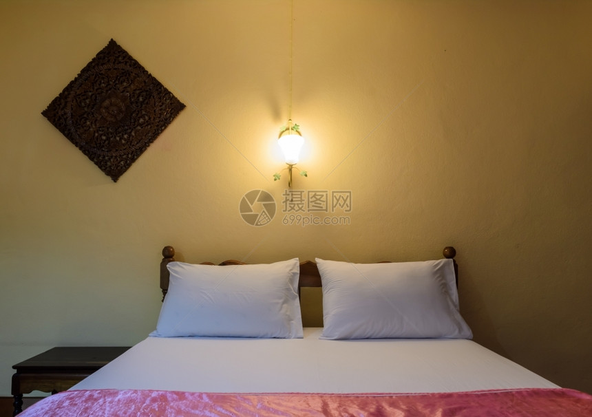 自在织物泰国黄色卧室晚上有整洁的床铺图片