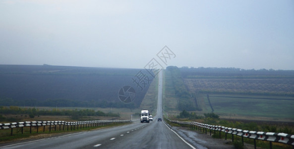 自动禁令旅行宽的公路风景白天在迷雾路上移动汽车白色的背景