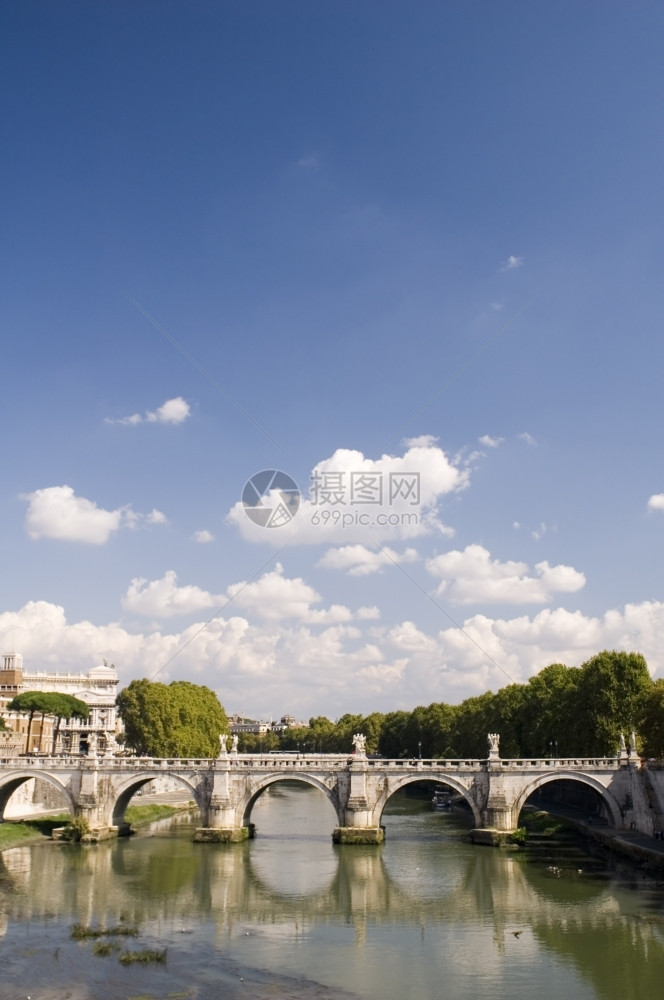 意大利旧桥和罗马河著名的假期雕像图片
