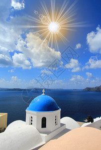 水希腊圣托里尼奥亚的正统教堂在海洋背景上著名的蓝色圆顶冲天炉夏图片