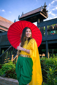 女孩泰国妇以伞式传统风格装饰泰国妇女亚洲传统的图片
