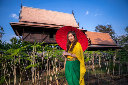 吸引人的漂亮淑女泰国妇以伞式传统风格装饰泰国妇女图片