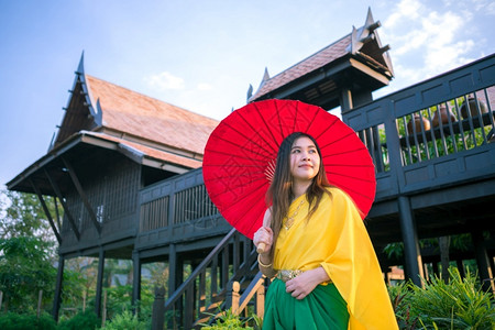 绿色女典型的泰国妇女以伞式传统风格装饰泰国妇女图片