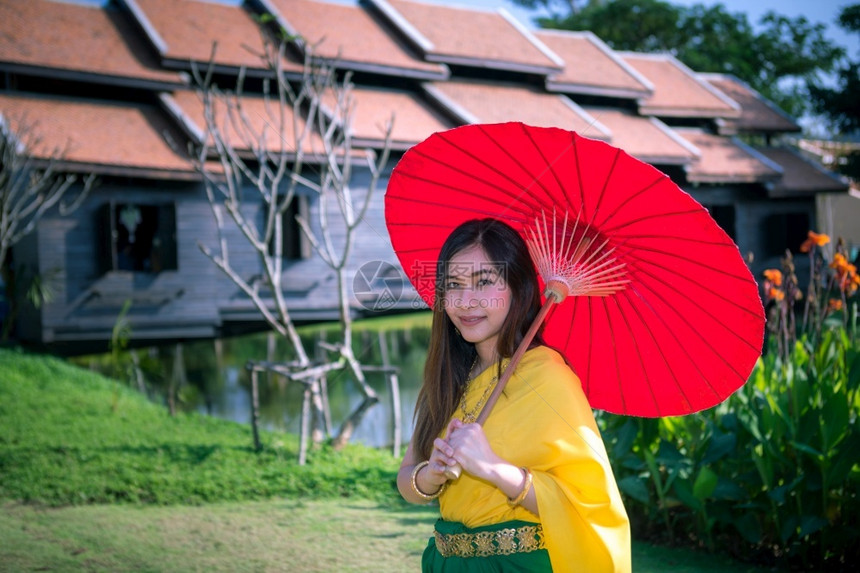 美丽的艺术淑女泰国妇以伞式传统风格装饰泰国妇女图片