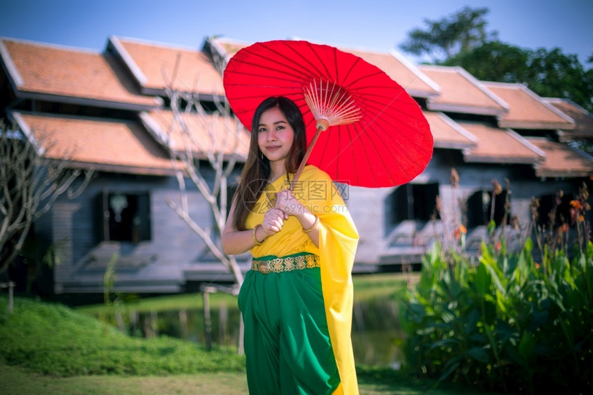 女泰国妇以伞式传统风格装饰泰国妇女敷料士图片