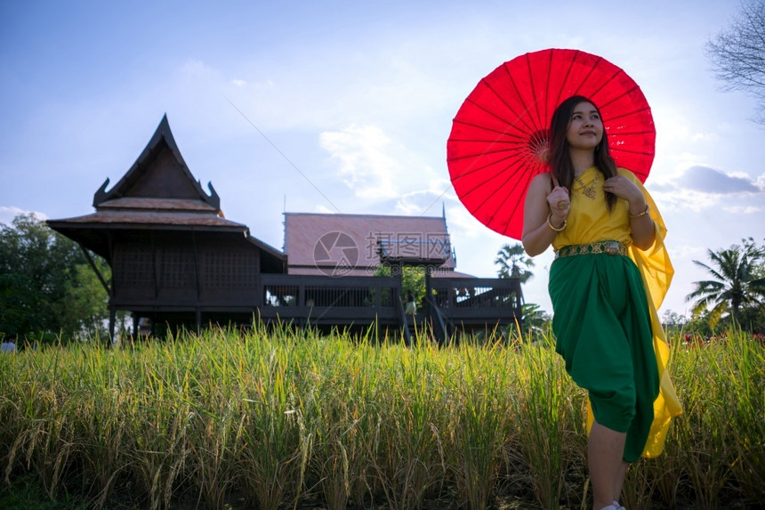 美丽的泰国妇女以伞式传统风格装饰泰国妇女裙子亚洲人图片