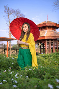 女古老的传统泰国妇女以伞式传统风格装饰泰国妇女图片