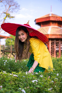 家红色的老泰国妇女以伞式传统风格装饰泰国妇女图片