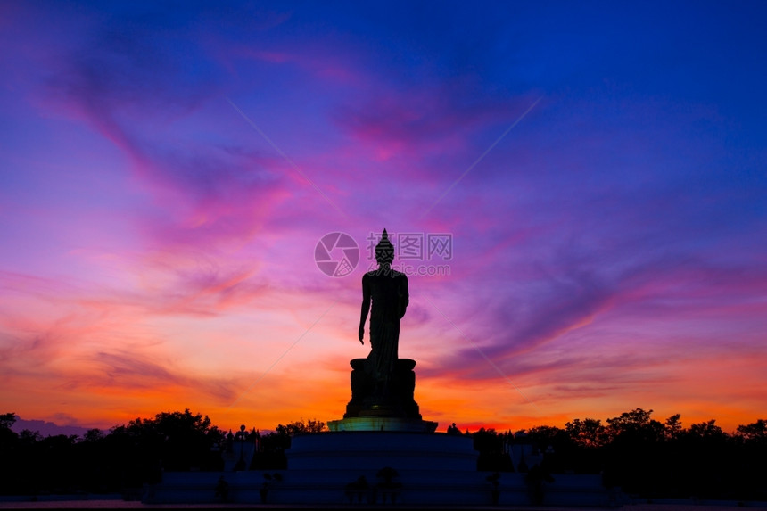 日落时佛陀夜晚阳光明亮红的黑领主是阴暗背面公园精神崇拜图片