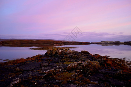 好的暮苏格兰邓维甘湖上空的粉色和紫天空阿尔巴高清图片