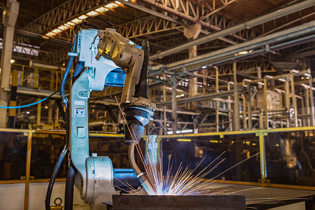 自动化未来派汽车工厂中的业机器人是焊接组装部件电子产品图片