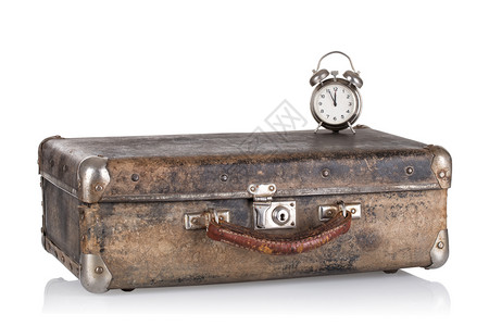 古老的皮革手提箱白色背景时钟被隔绝间旅行概念古老的带时钟皮衣行李箱户外自然计时器背景图片