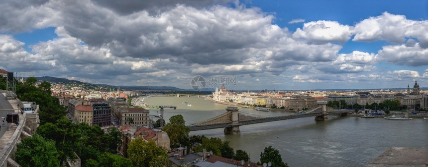 建造匈牙利布达佩斯1802在阳光明媚的夏日多瑙河和匈牙利布达佩斯议会大厦的全景多瑙河和匈牙利布达佩斯议会大厦建筑学美丽图片
