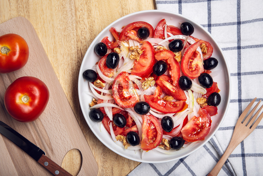 节食可口美味番茄沙拉洋葱和黑橄榄在地中海食物顶端蔬菜图片