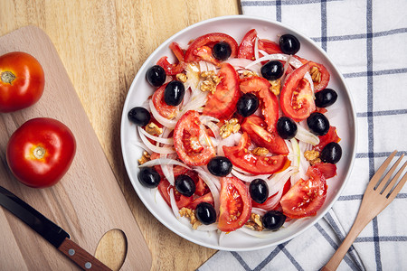 节食可口美味番茄沙拉洋葱和黑橄榄在地中海食物顶端蔬菜图片