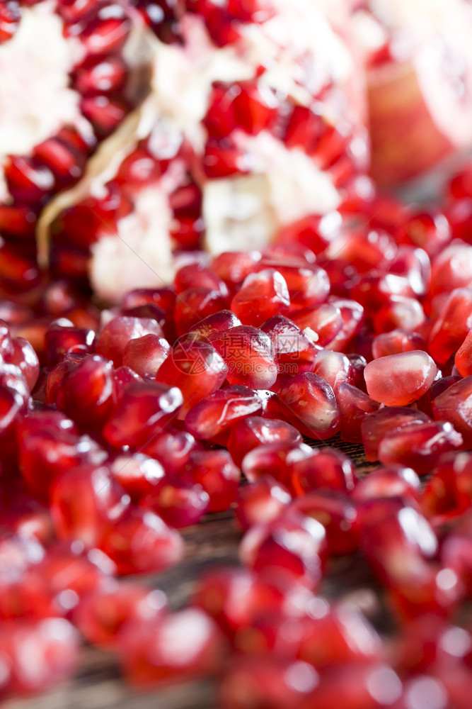 节食可口含有少量谷物的露天红多汁石榴对健康有用的多汁果子食品红石榴新鲜的图片