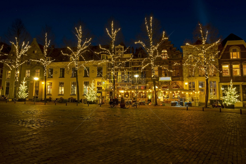 城市日落时在荷兰的圣诞节时间Deventer市景色优异屋图片
