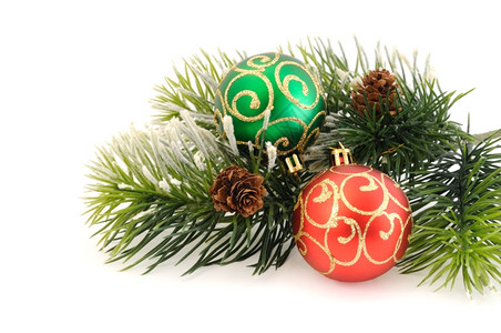 圣诞球在松树枝和锥壳的锡赛背景之下举行时髦的传统上冬天图片