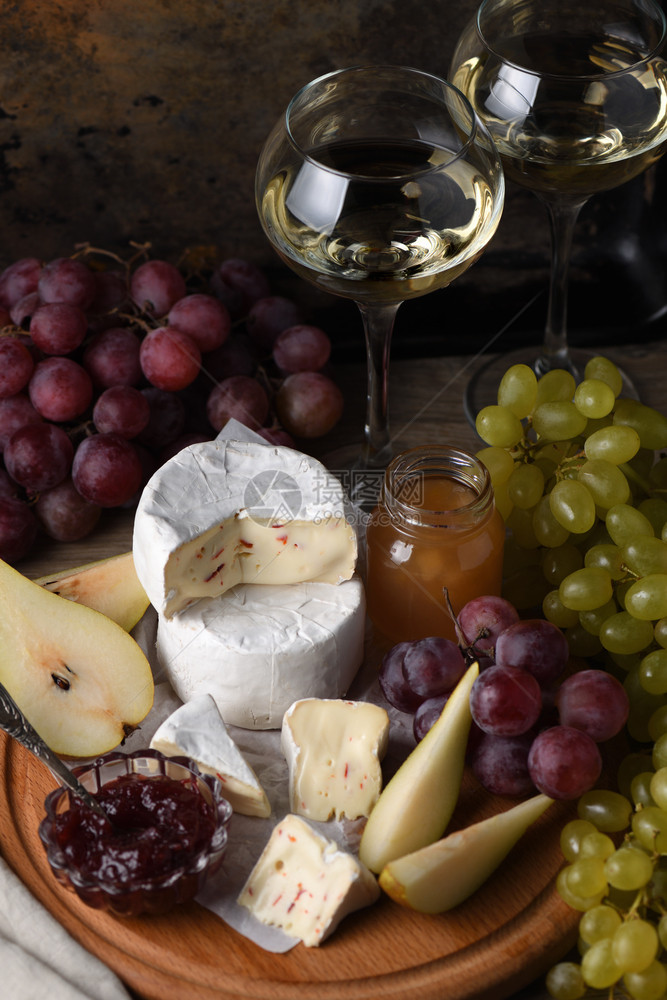新鲜的用葡萄切碎梨子和接合器一种大红酒开胃菜美食午餐图片