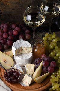 新鲜的用葡萄切碎梨子和接合器一种大红酒开胃菜美食午餐图片