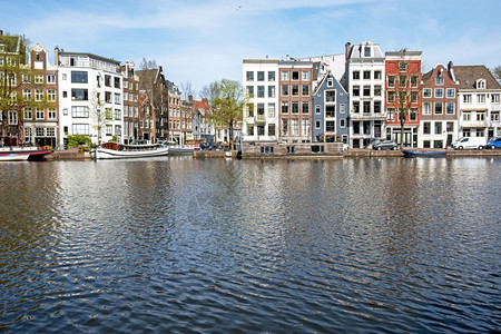 欧洲的荷兰语阿姆斯特丹市风景位于荷兰阿姆斯特尔河家图片