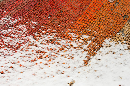 雪橙季节一片旧的彩色马赛克碎片部分被雪覆盖冬季开始有条纹的冷若冰霜设计图片
