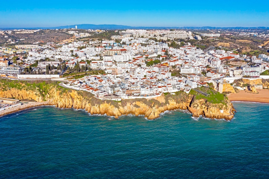 镇船海岸线从葡萄牙阿尔加夫布法伊拉图片