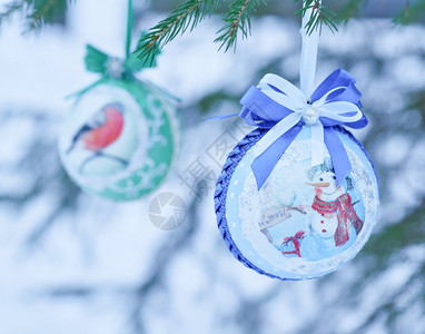 分支领域新年背景冬季森林圣诞树枝上球在冬林的树枝上冷杉图片