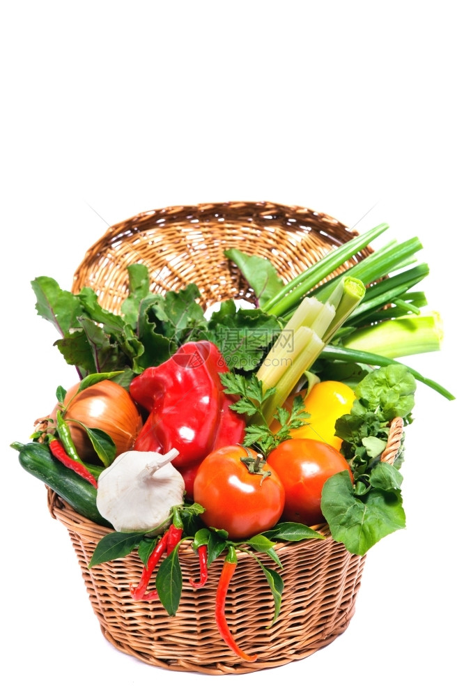 购买白色隔绝的篮子新鲜蔬菜中的食物绿色图片