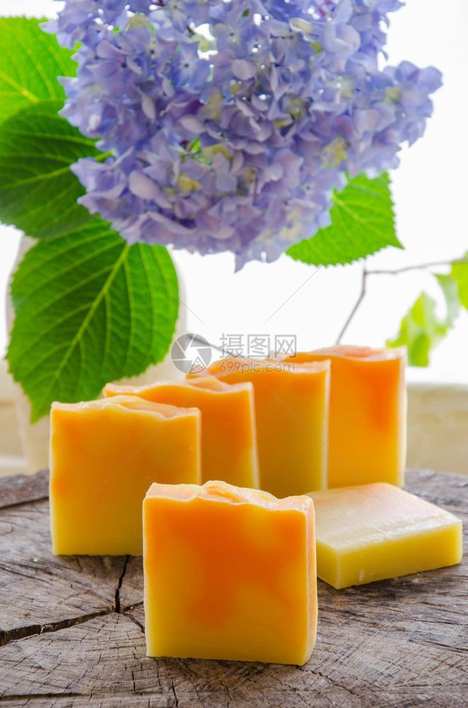 皮肤卫生使用橄榄油和可奶的自制橙子和dandelion草林天然肥皂蓝色的图片